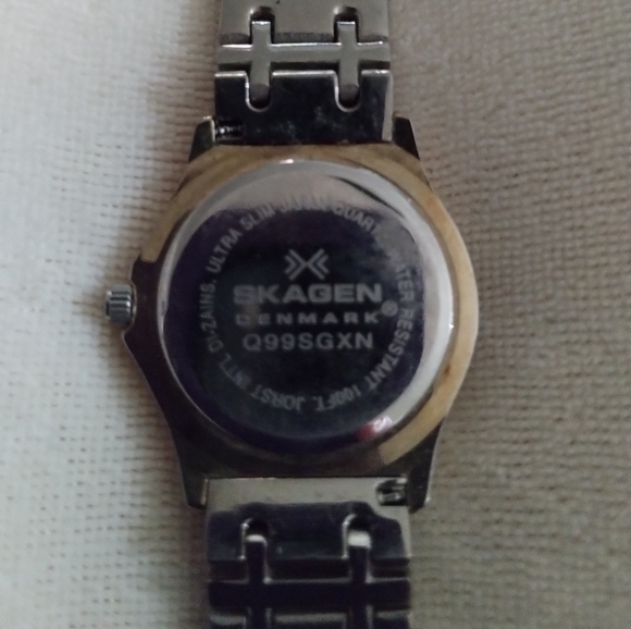 Vintage Skagen Denmark women's Watch #q99sgxn, Gold & Silver Watch Band - Picture 4 of 5